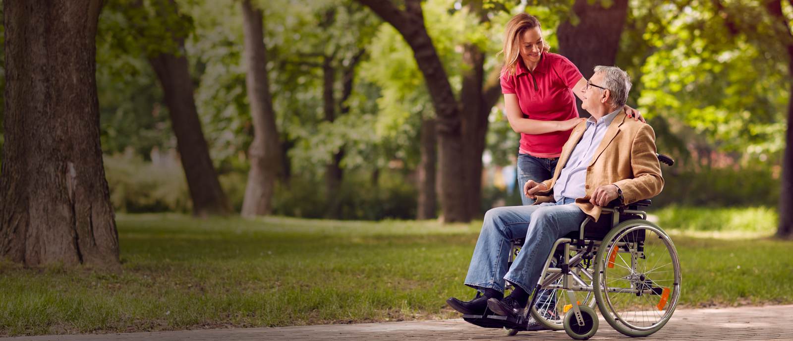 glücklich Senior Frau im Rollstuhl mit Digital Tablette beim heim. 27004449  Stock-Photo bei Vecteezy